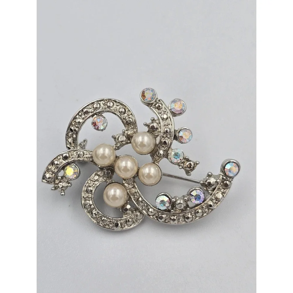 Vintage Style Faux Pearl & AB Rhinestone Brooch Pin Silver Tone Abstract Swirl‎